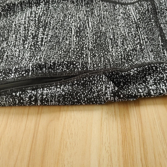 Lululemon Pace Perfect Crop Air Time White Black Women Size 6 - Picture 2 of 8